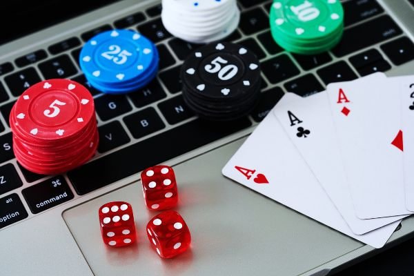 Pengguna mobile menulis laporan kendala